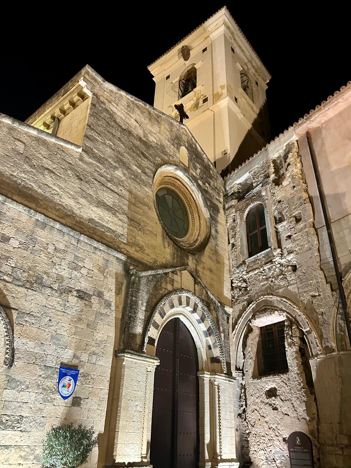 Taormina s antickým divadlem a Etnou v pozadí