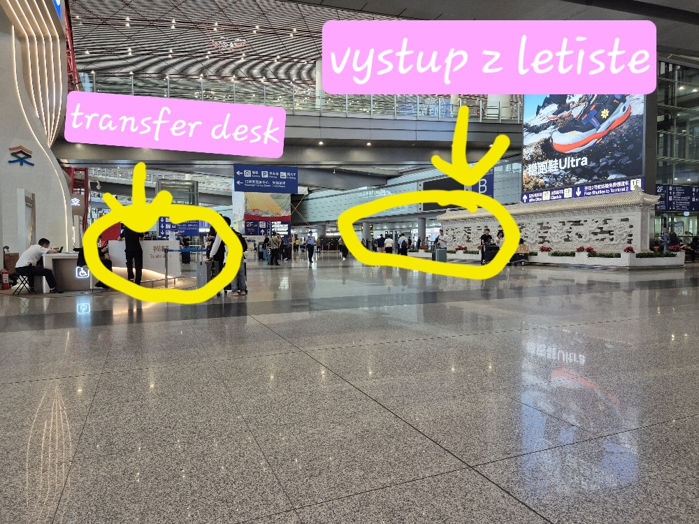 Přepážka transferových služeb Air China a východ z letiště, Terminál 3, Peking
