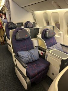 Byznys třída Air China v Boeingu 777 na lince přes Peking
