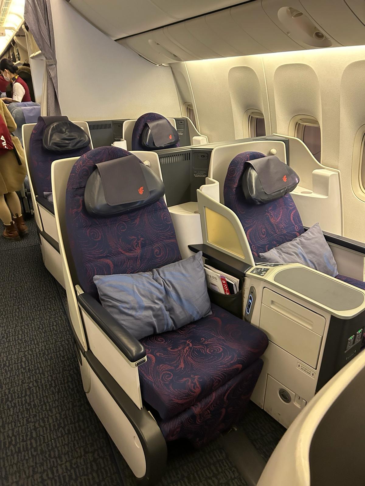 Byznys třída Air China v Boeingu 777 na lince přes Peking
