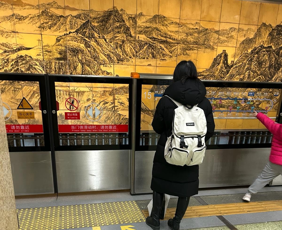 Pekingské metro s malbou Velké zdi cestou z letiště do města