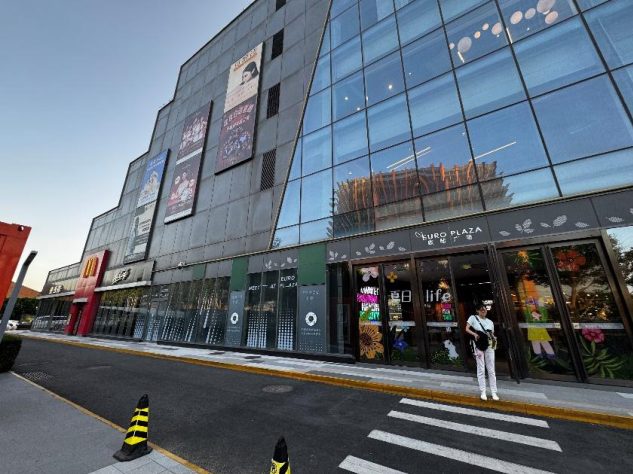 Asi 5 km od hotelu je nákupní centrum, kdyby někdo sháněl širší sortiment.