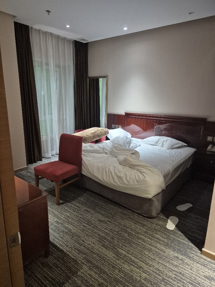 Postel v tranzitním hotelu u pekingského letiště.