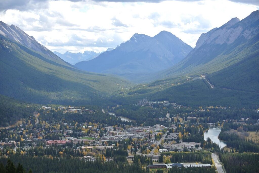 Město Banff z vyhlídky na podzim, Skalisté hory v Albertě