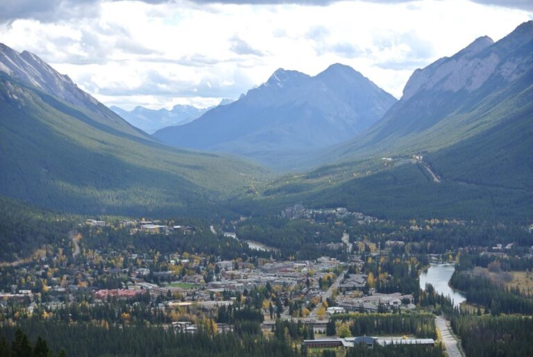 Město Banff z vyhlídky na podzim, Skalisté hory v Albertě