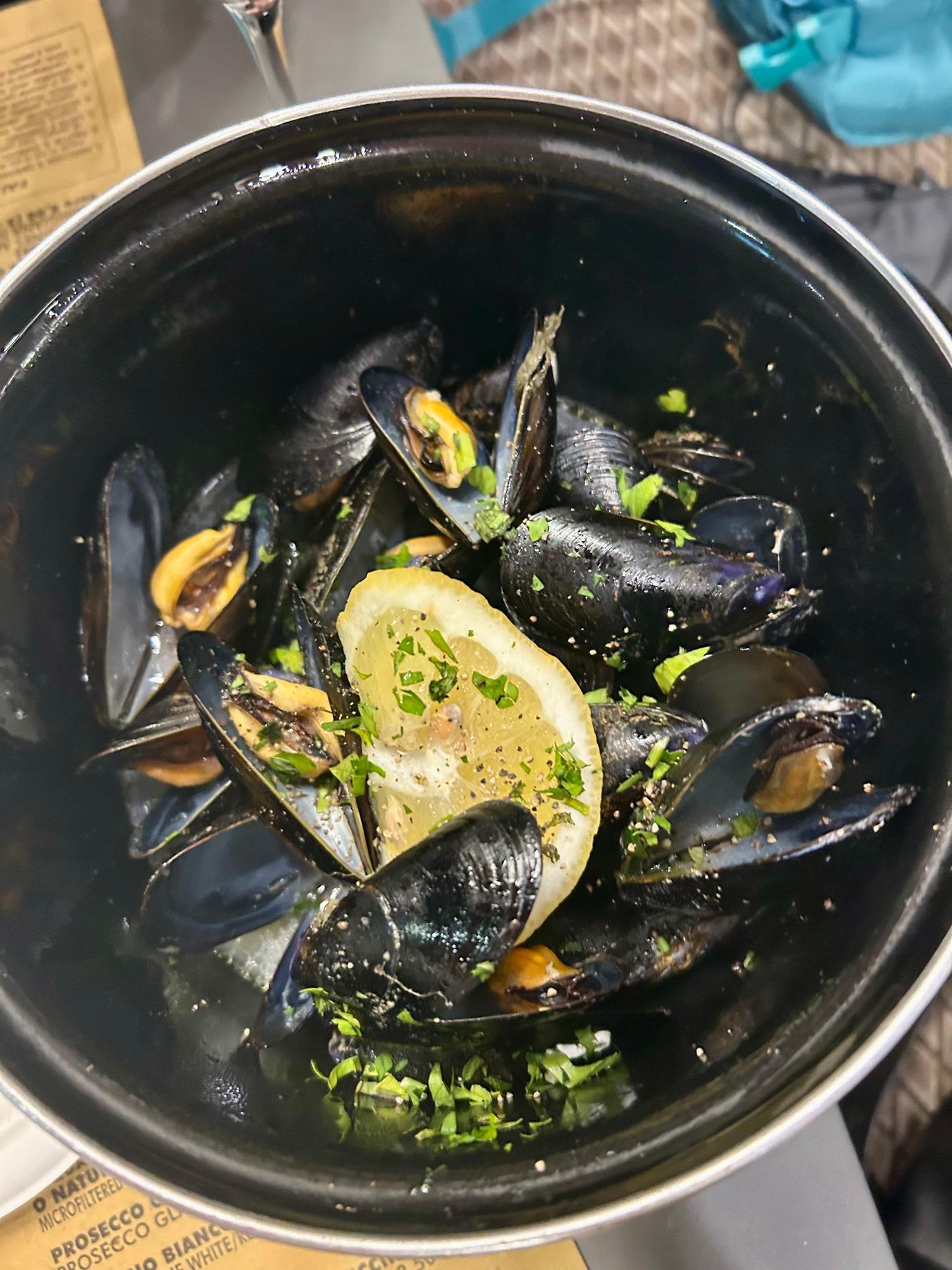 Pepata di cozze, mušle s citronem a pepřem, v katánském podniku