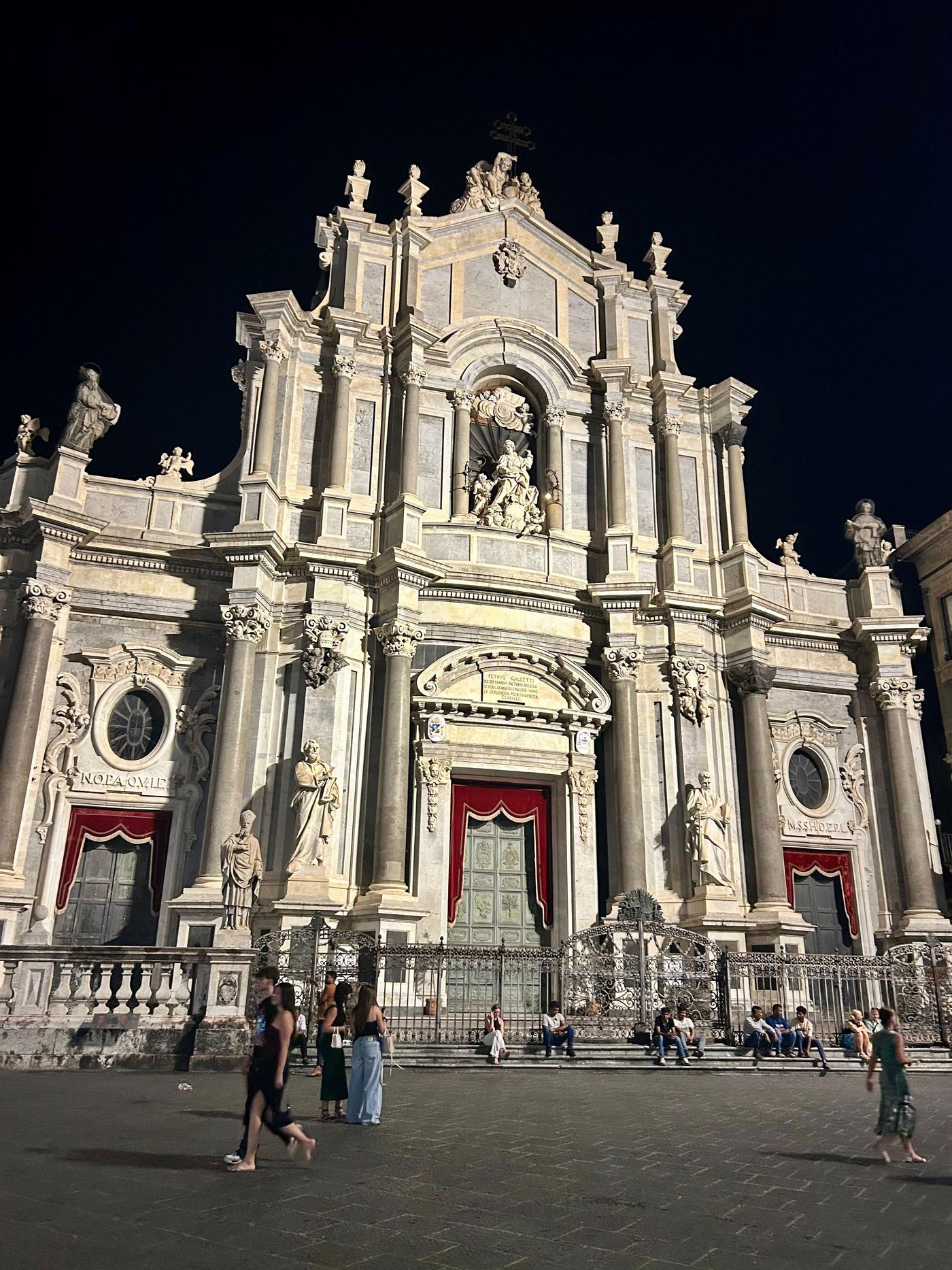Katedrála svaté Agáty na Piazza del Duomo v Katánii večer