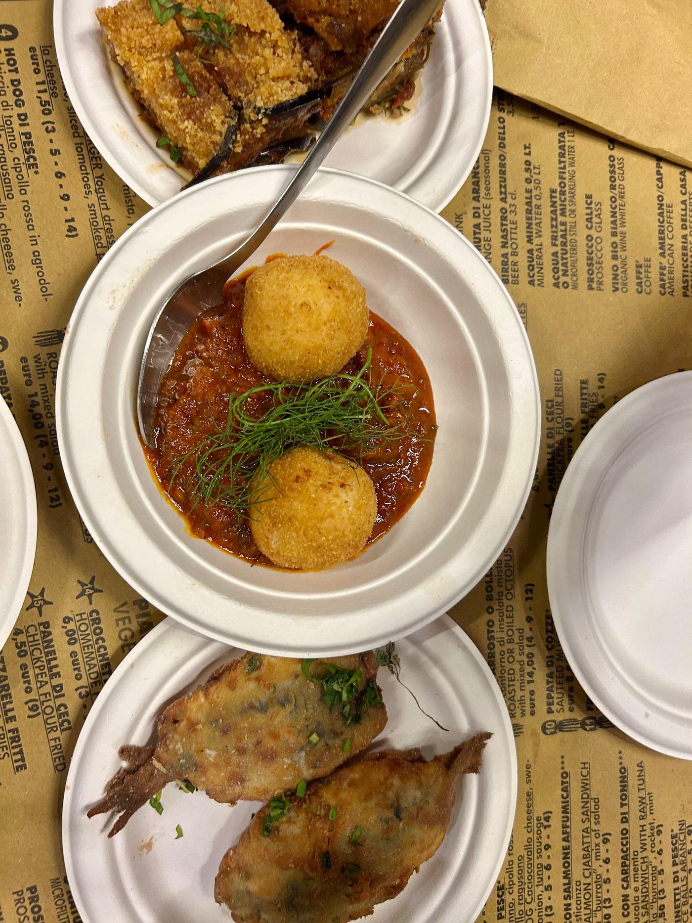 Arancini v rajčatové omáčce a smažené ančovičky v katánském street foodu