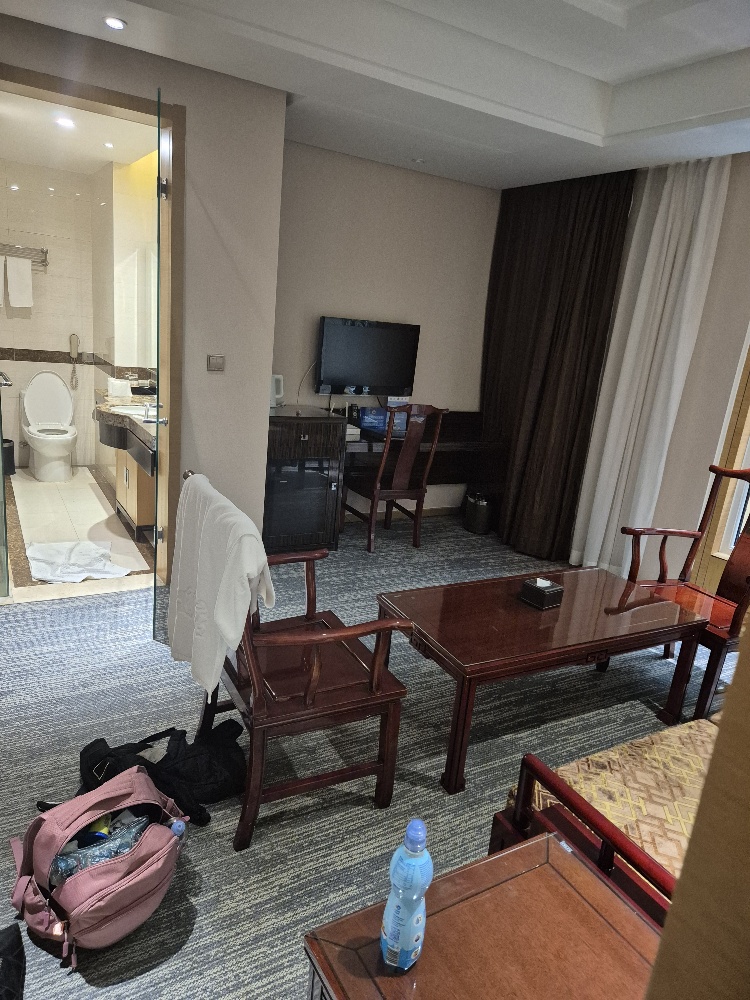 Pokoj v tranzitním hotelu Kaisheng Xingfeng v Pekingu, září 2026.