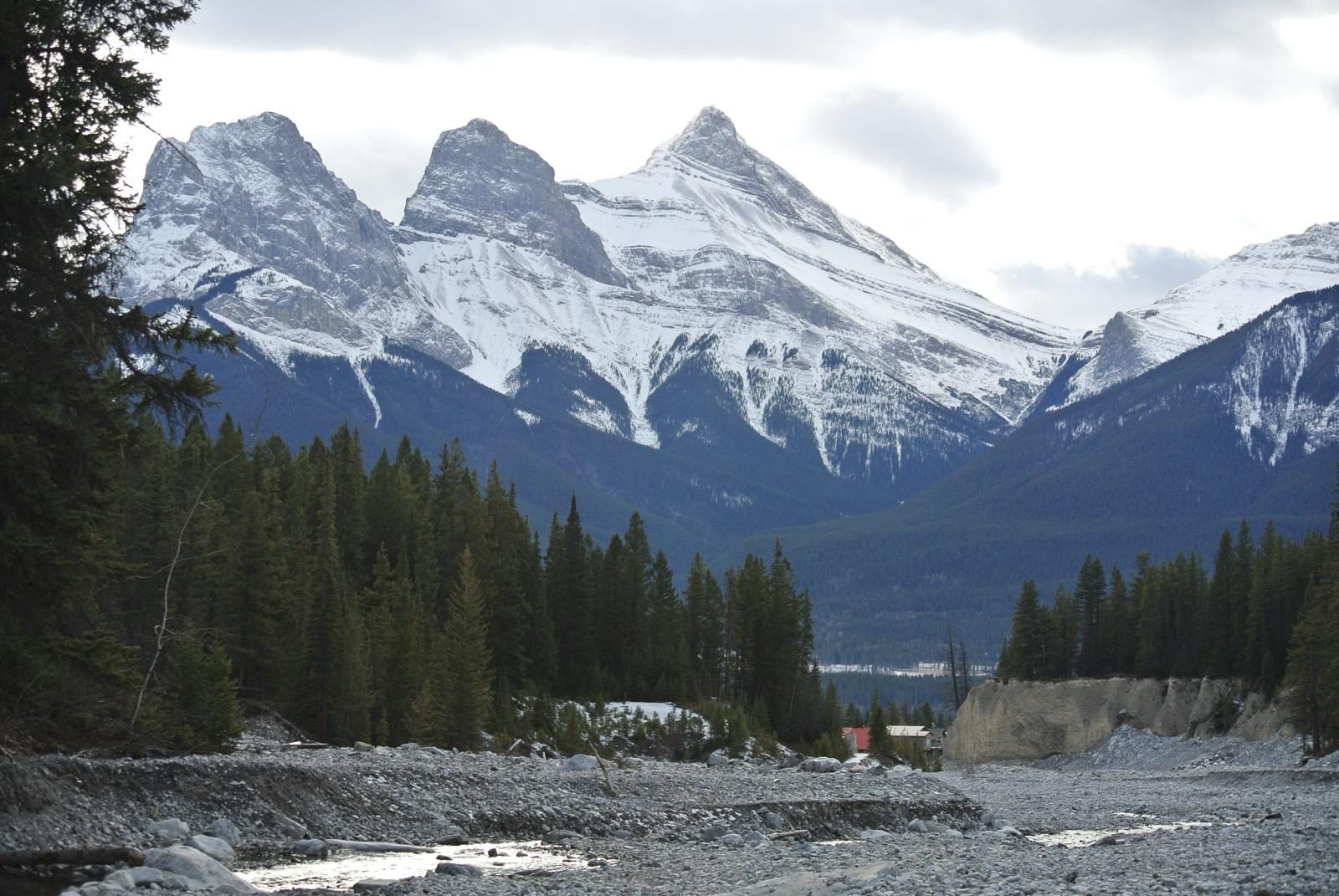 Vrcholy Three Sisters u Canmore se sněhem