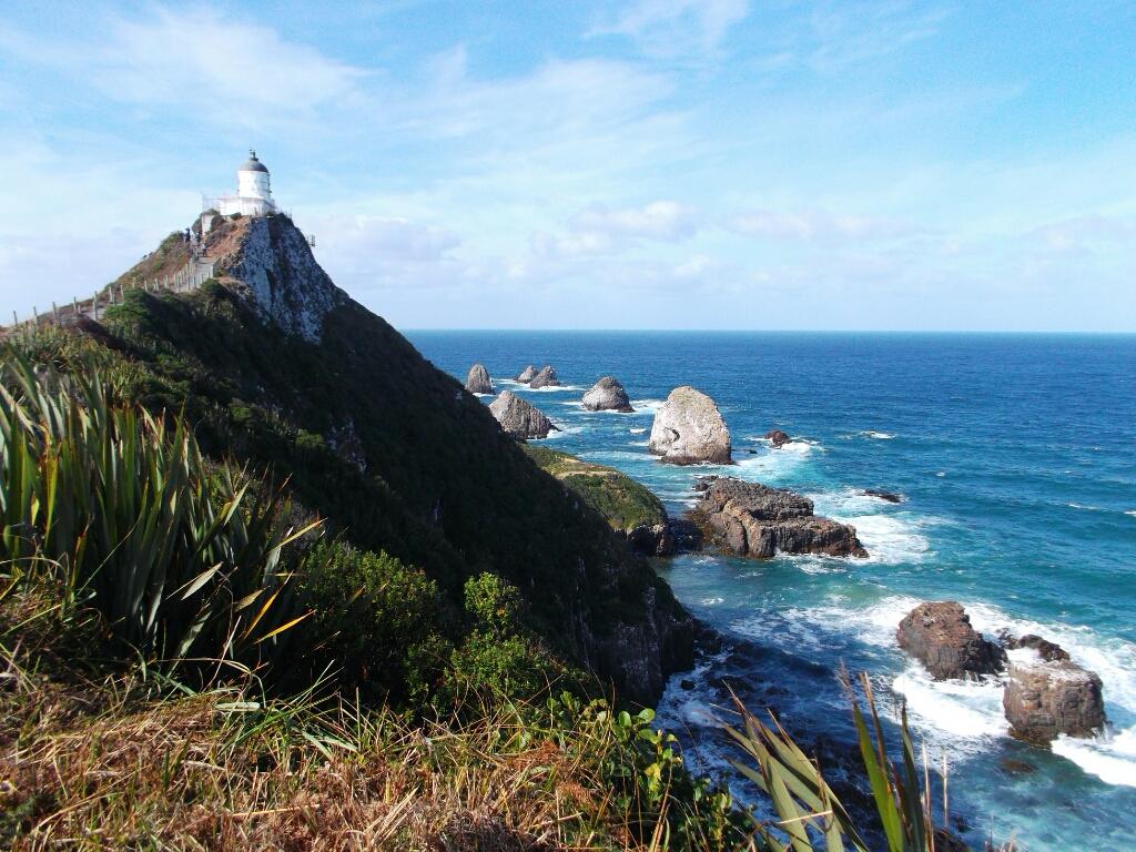 Maják Nugget Point nad skalisky v Catlins